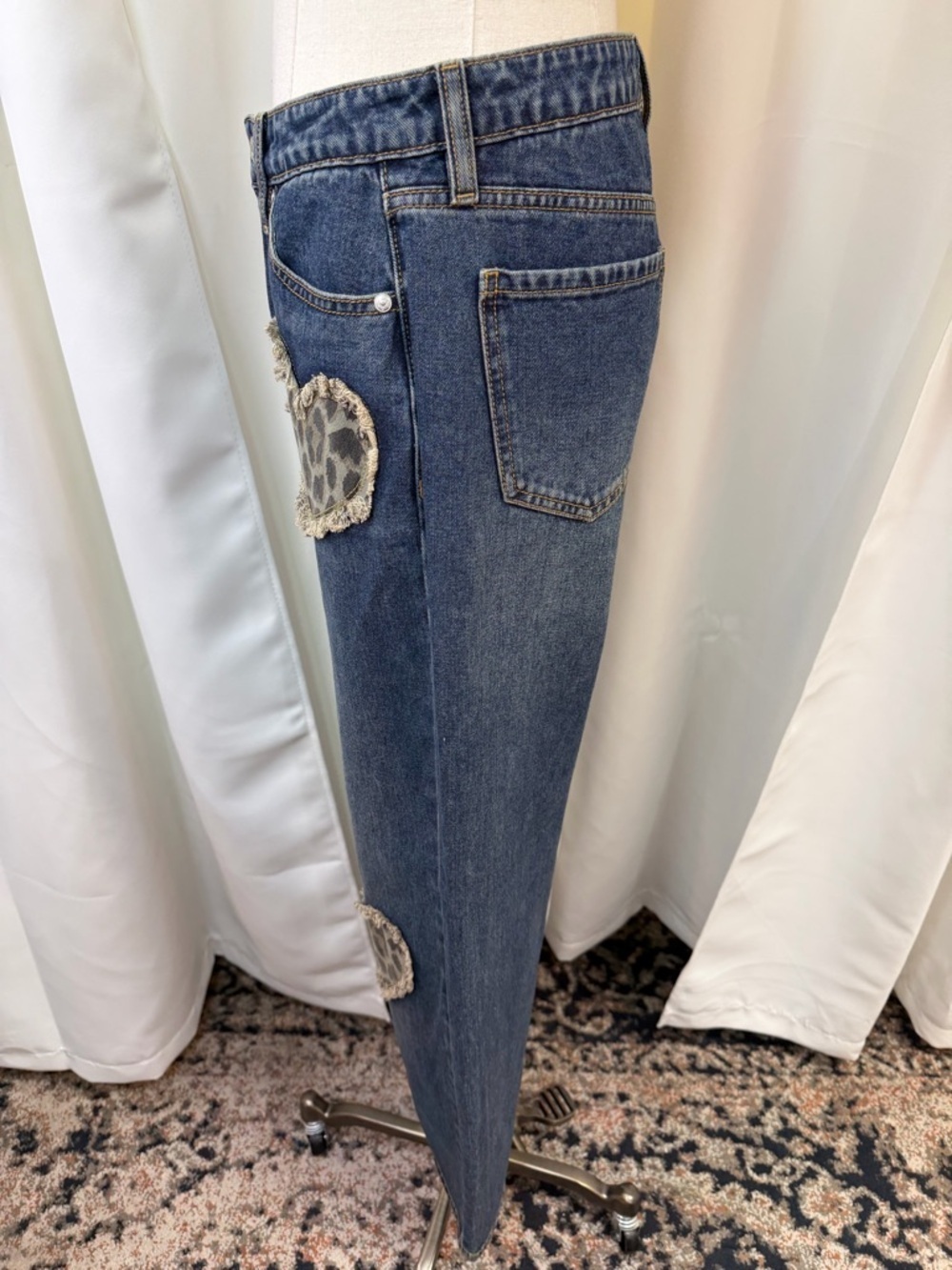 NWOT Cali 1850 Animal Print Heart Patch Straight Leg Jeans Junior’s Size 5 - Picture 8 of 16